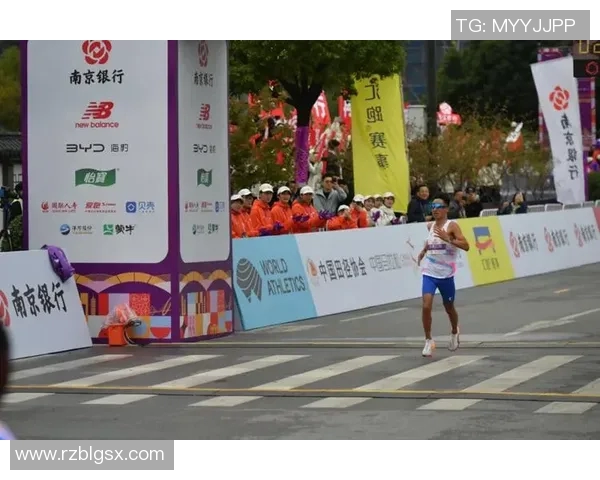 实时新闻南京城市马拉松点评极限运动队展现灵活性与团队协作的精彩瞬间 实时新闻南京城市马拉松点评极限运动队展现灵活性与团队协作的精彩瞬间